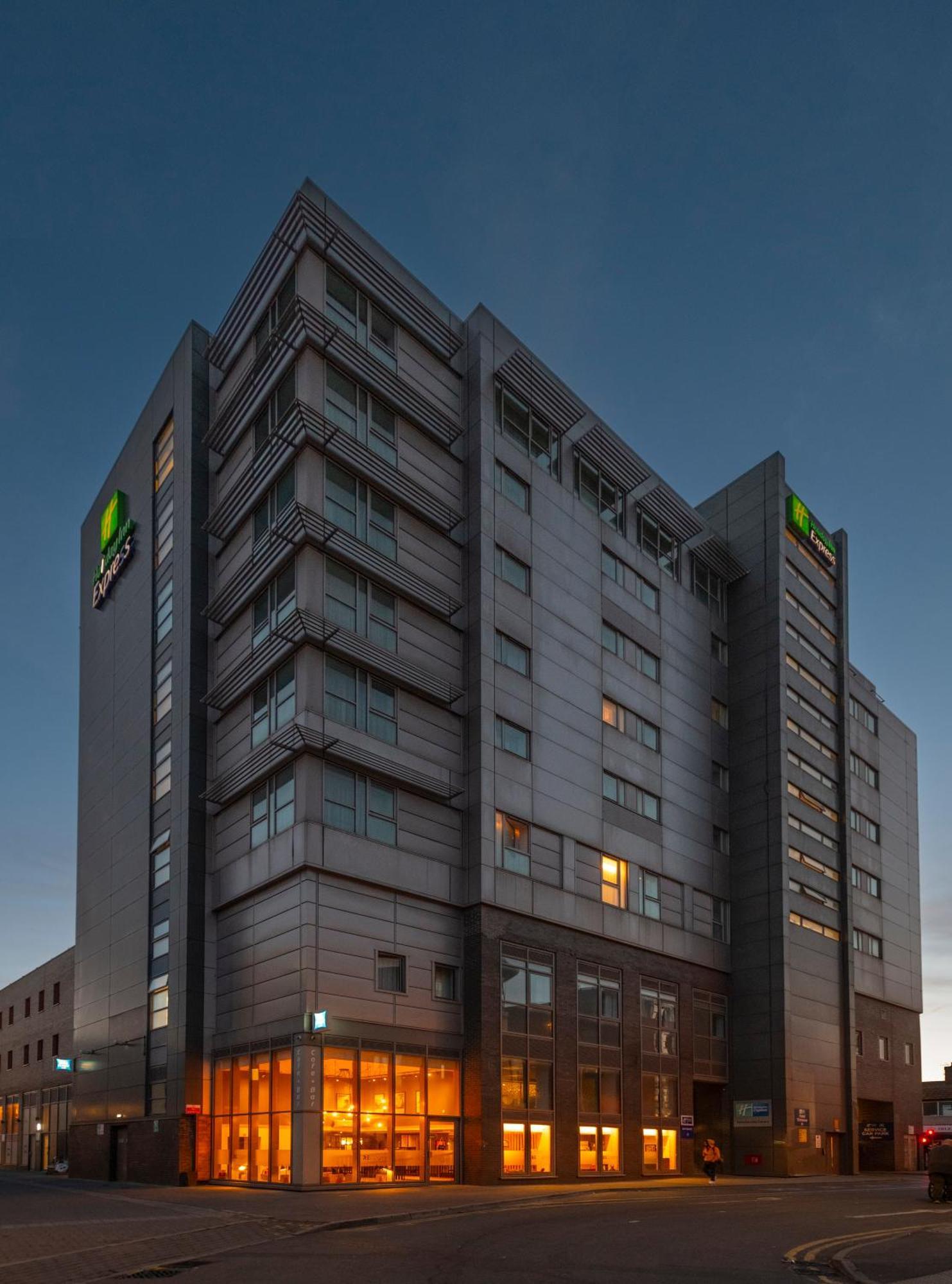 Holiday Inn Express Swindon City Centre By Ihg Eksteriør billede