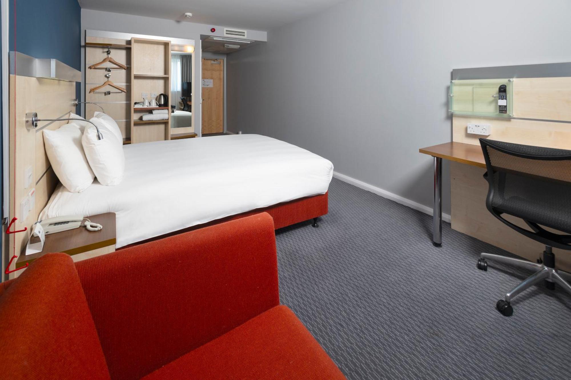Holiday Inn Express Swindon City Centre By Ihg Eksteriør billede