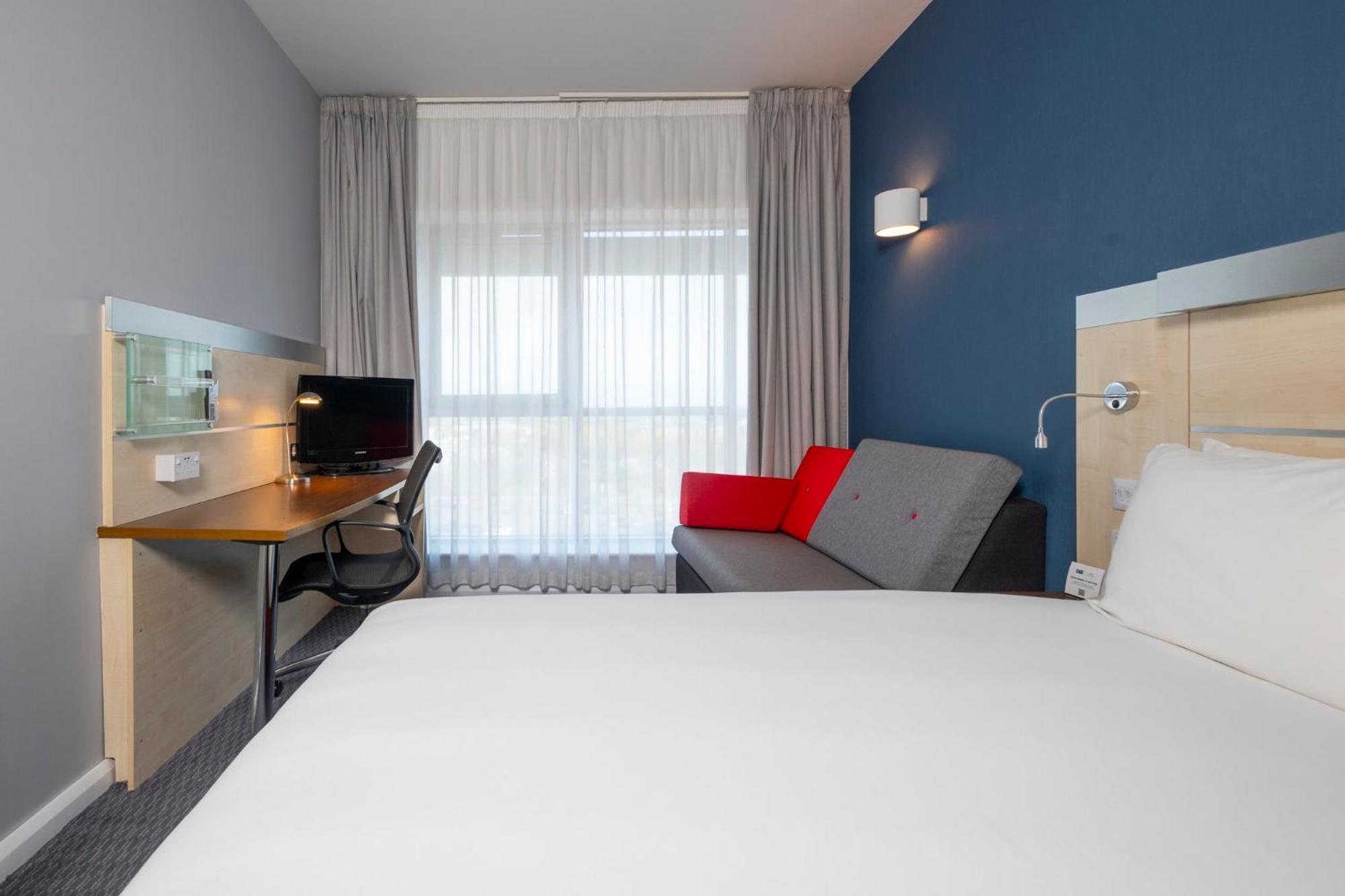 Holiday Inn Express Swindon City Centre By Ihg Eksteriør billede