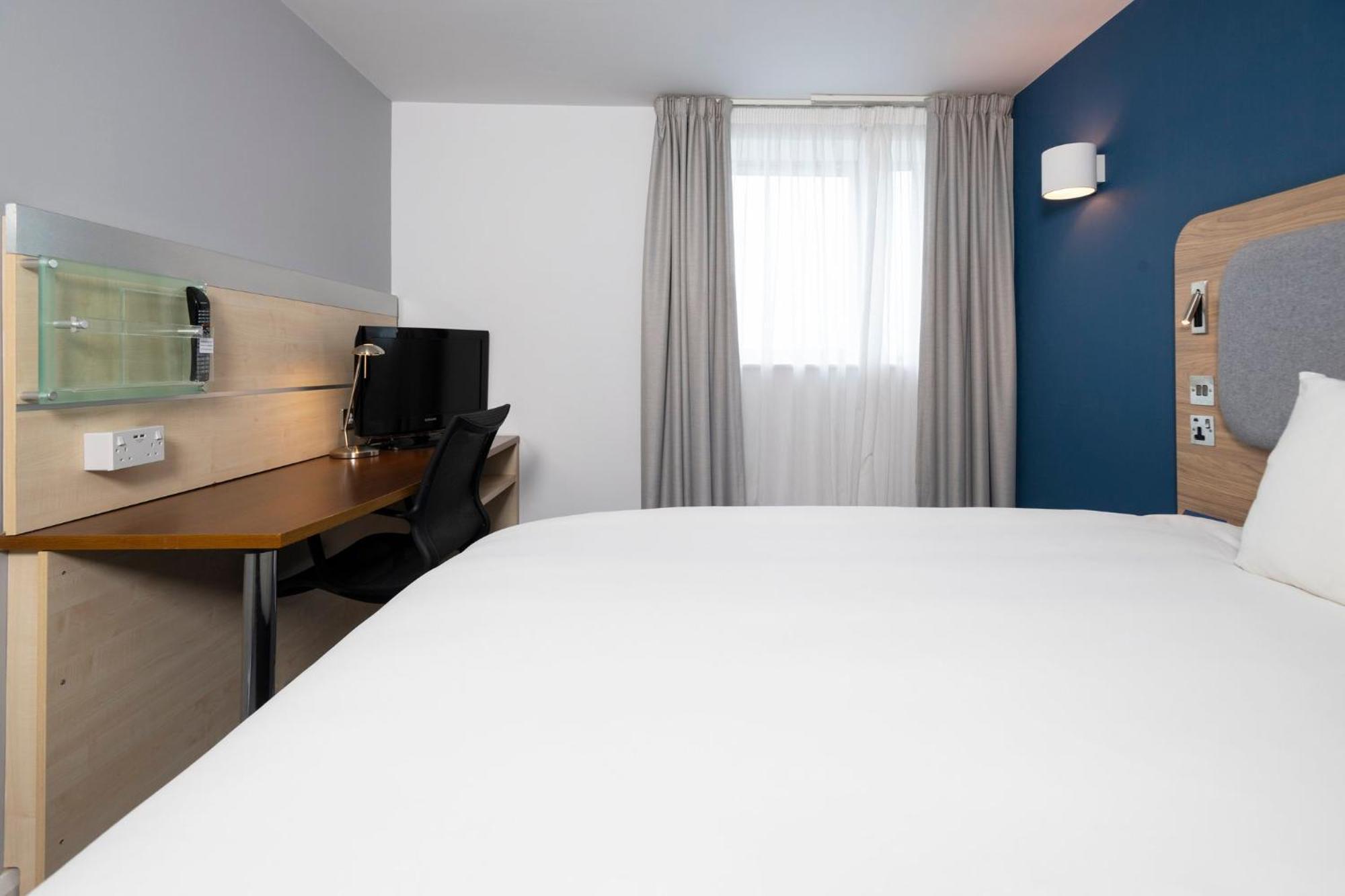 Holiday Inn Express Swindon City Centre By Ihg Eksteriør billede