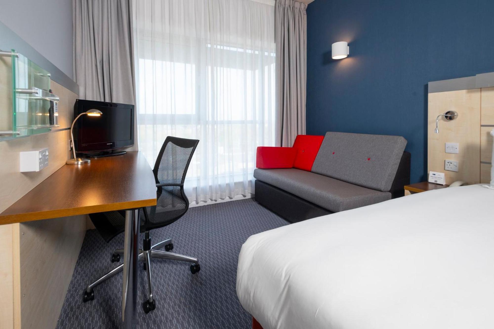 Holiday Inn Express Swindon City Centre By Ihg Eksteriør billede