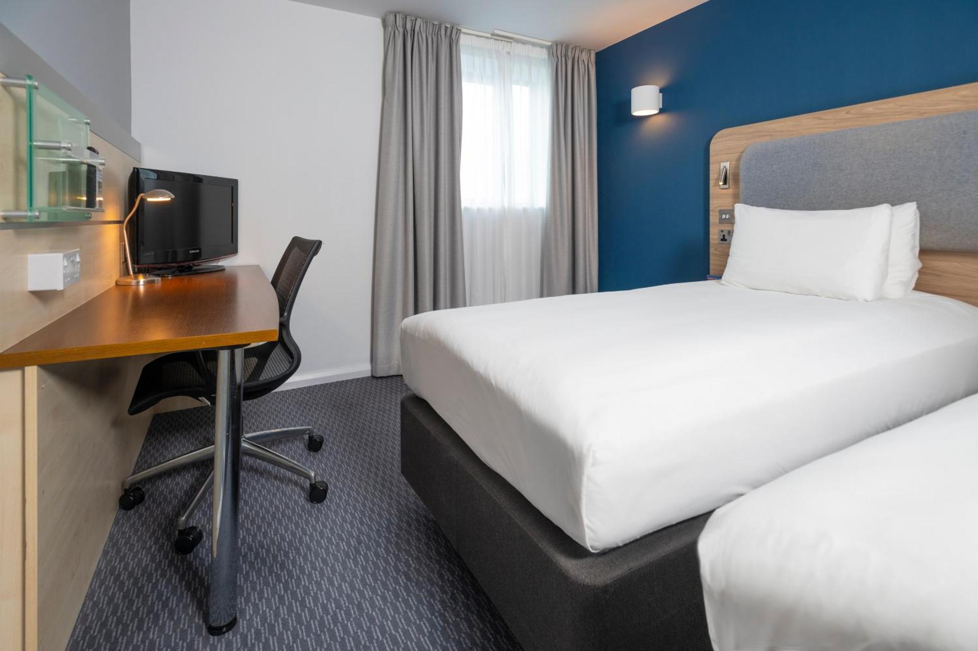 Holiday Inn Express Swindon City Centre By Ihg Eksteriør billede